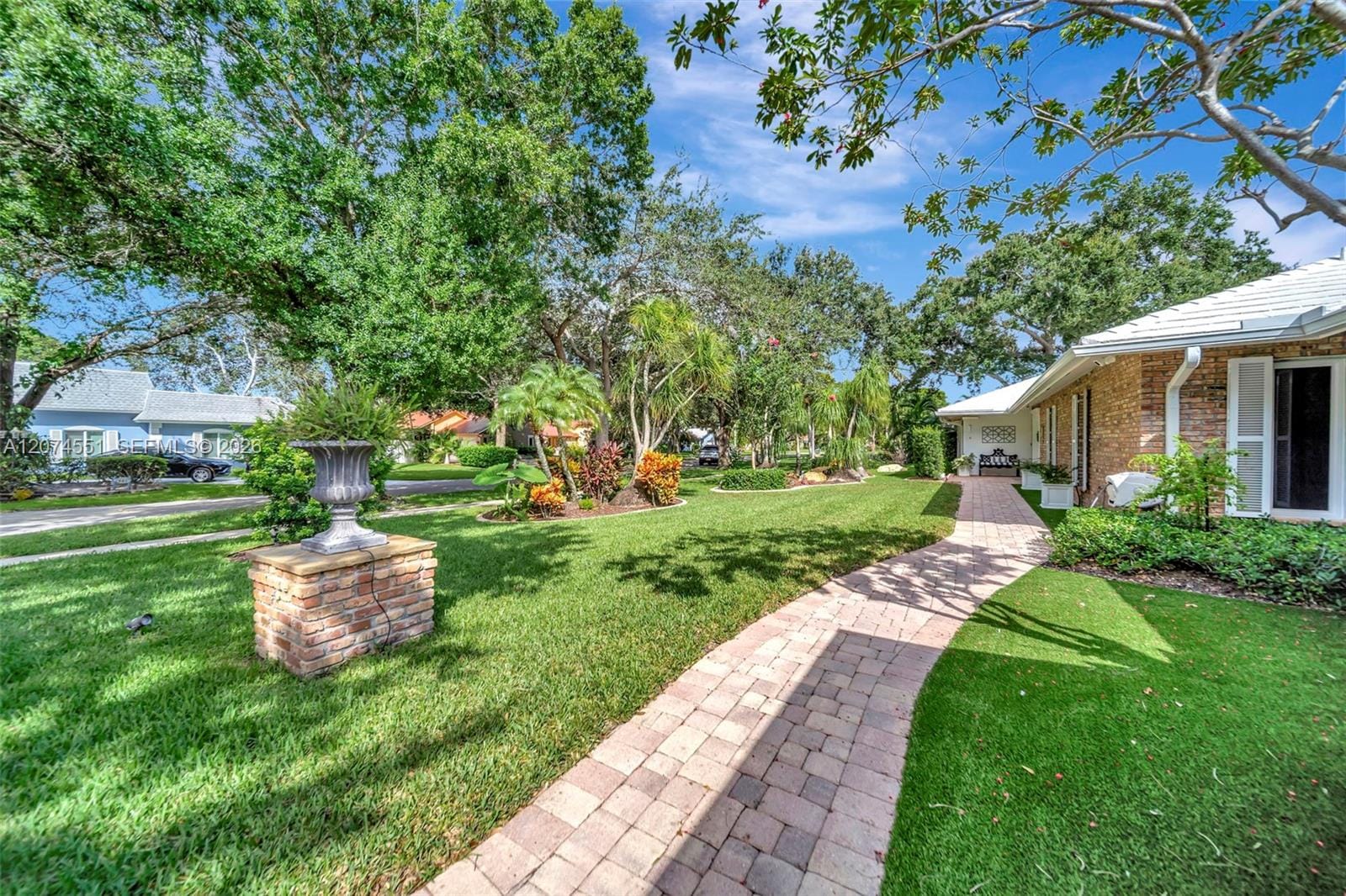 560 W Tropical Way — photo 9