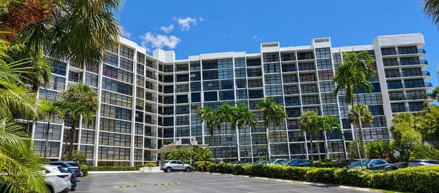 600 Parkview Drive 224, Hallandale Beach, FL 33009
