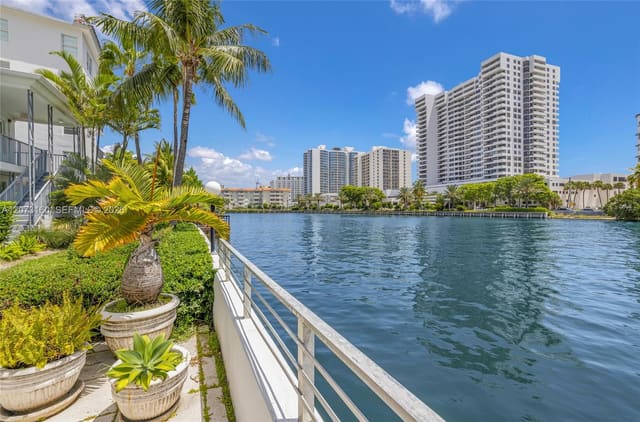 2445 Lake Pancoast Drive 4, Miami Beach, FL 33140