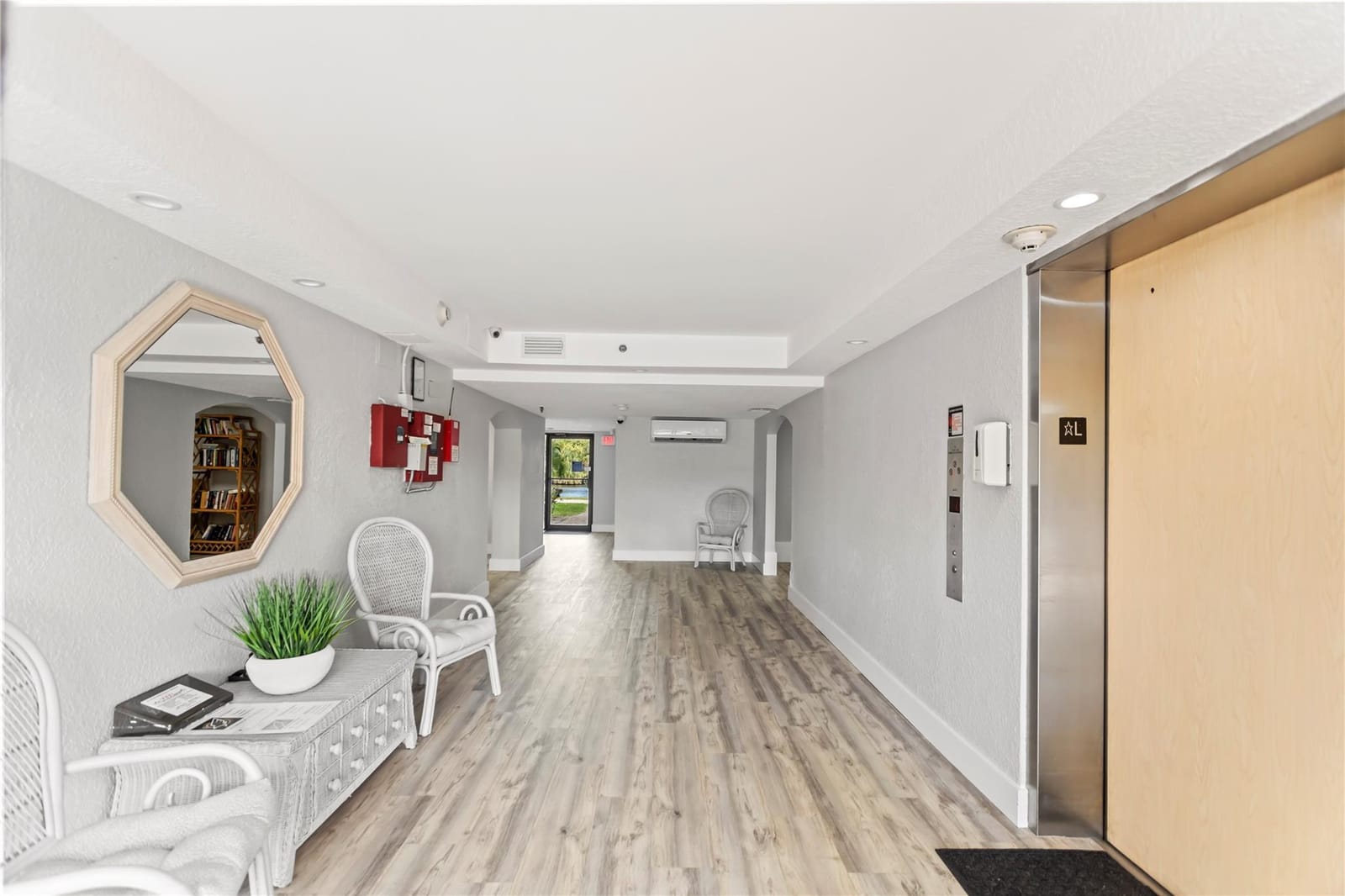 2455 LINDELL Boulevard 3210 — photo 4