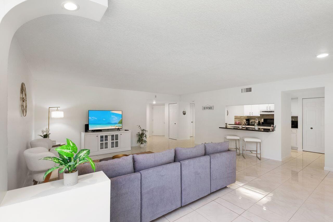 2455 LINDELL Boulevard 3210 — photo 7