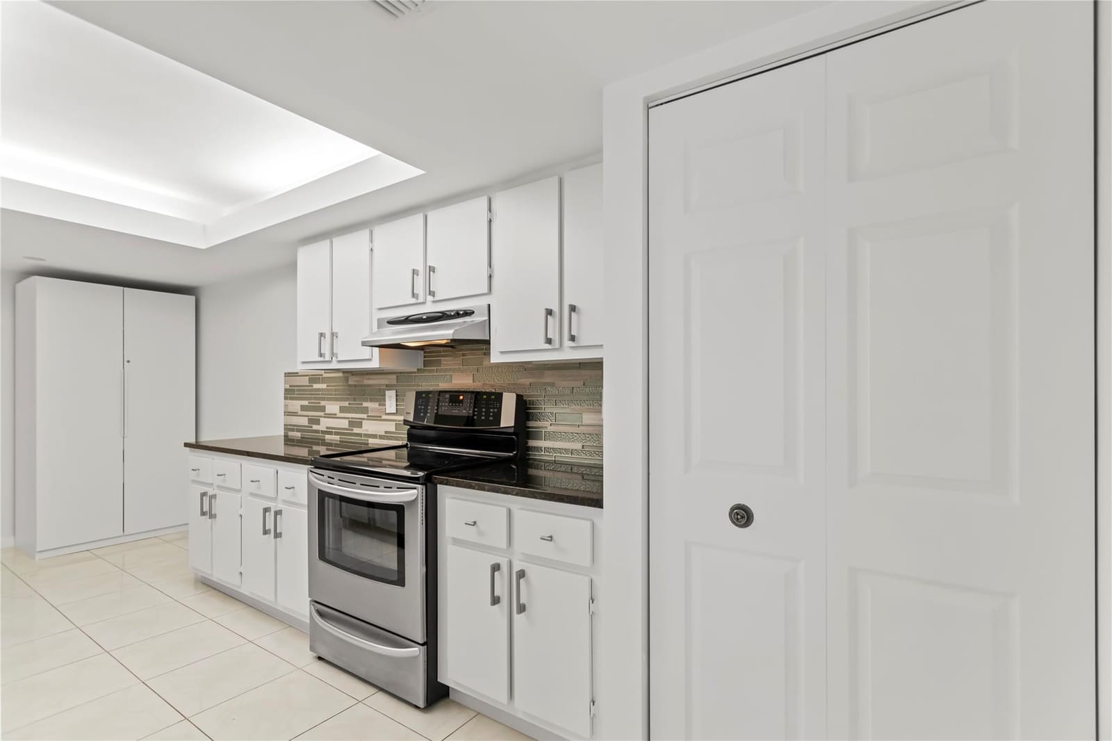 2455 LINDELL Boulevard 3210 — photo 10