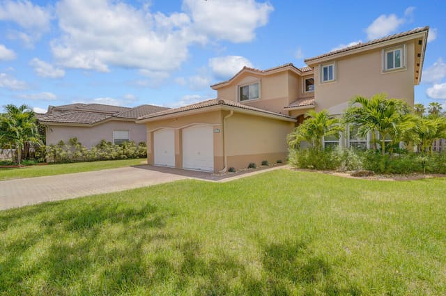 317 E Garden Cove Circle, sold in ZIP 33325, Plantation, FL