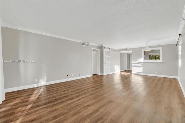 402 Lakeview Drive 201, Weston, FL 33326