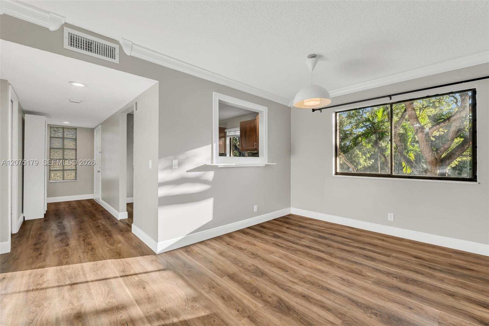 402 Lakeview Drive 201 — photo 2
