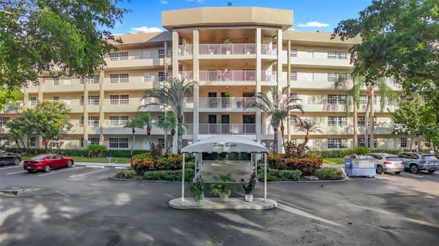 545 Oaks Lane 410, Pompano Beach, FL 33069
