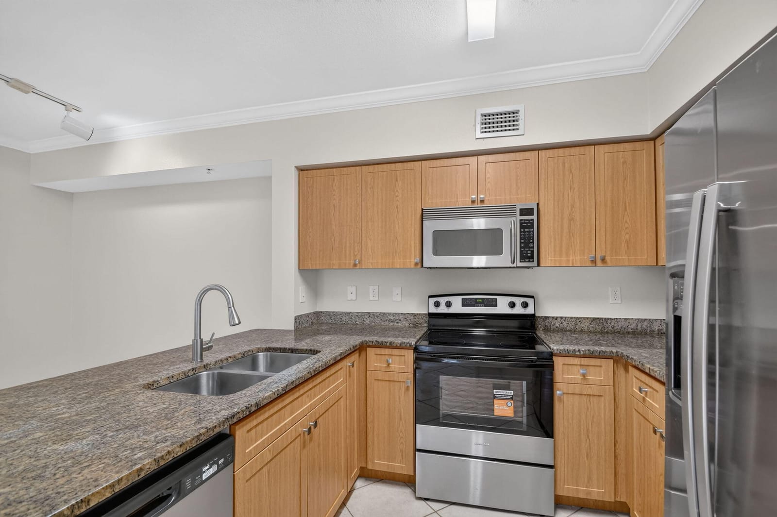 6370 EMERALD DUNES Drive 203, West Palm Beach, FL 33411 photo 2