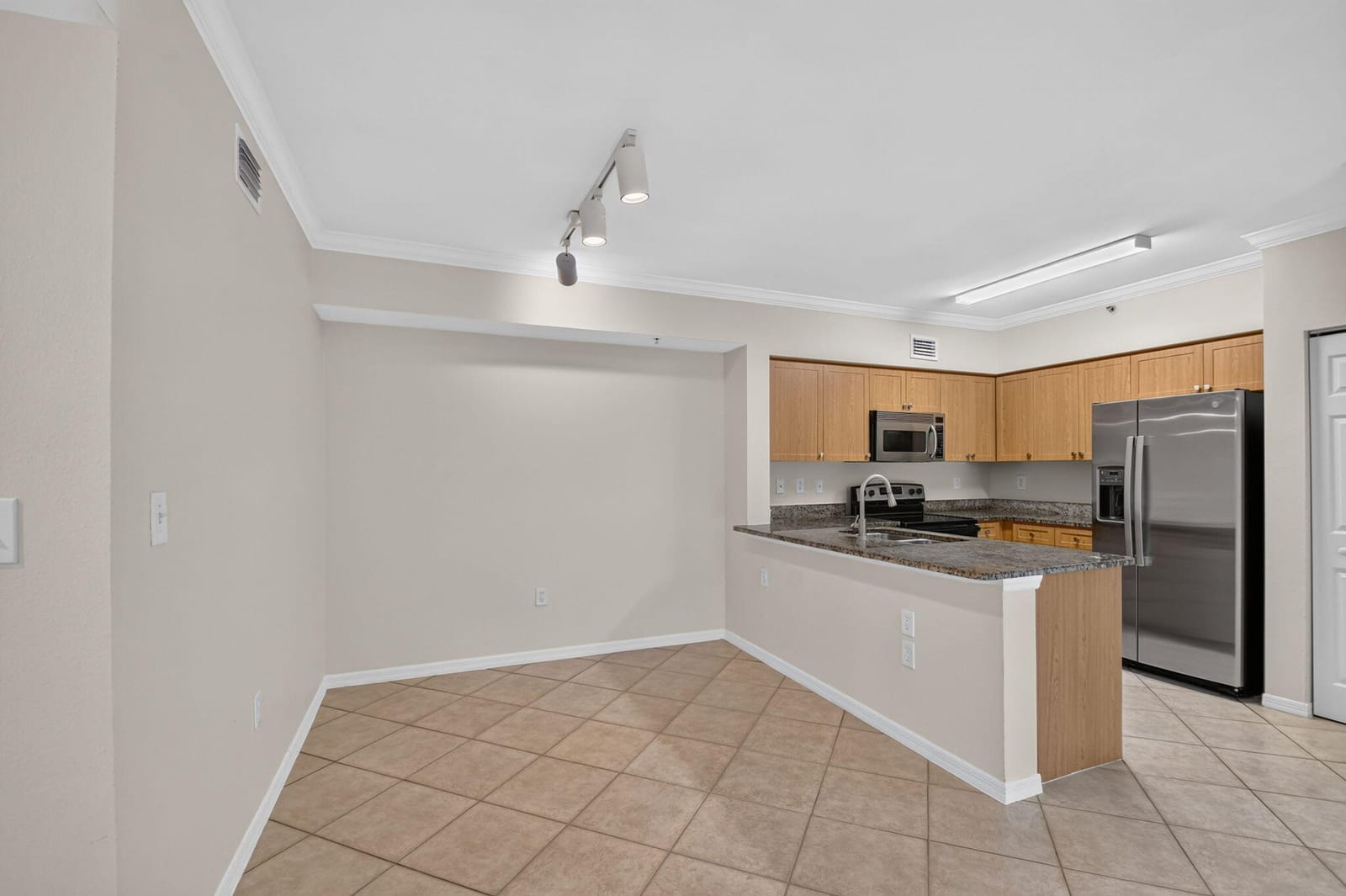 6370 EMERALD DUNES Drive 203, West Palm Beach, FL 33411 photo 3