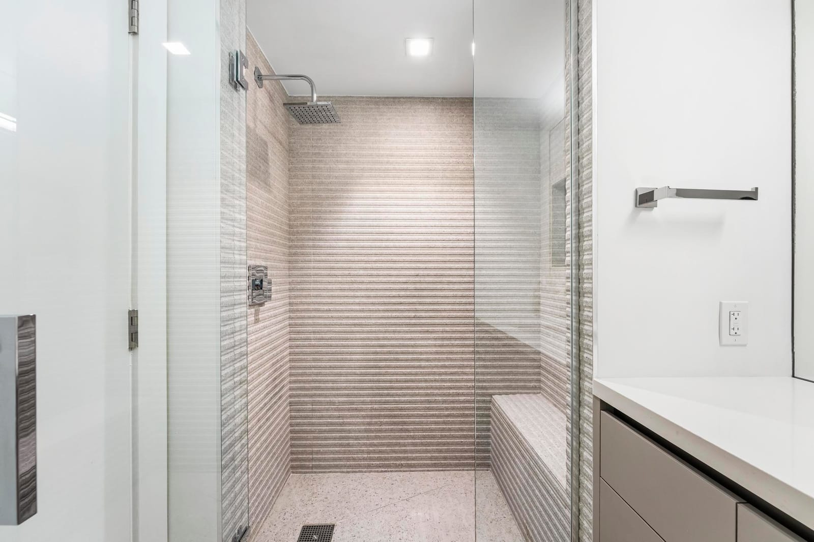 2000 ISLAND Boulevard 903 — photo 11
