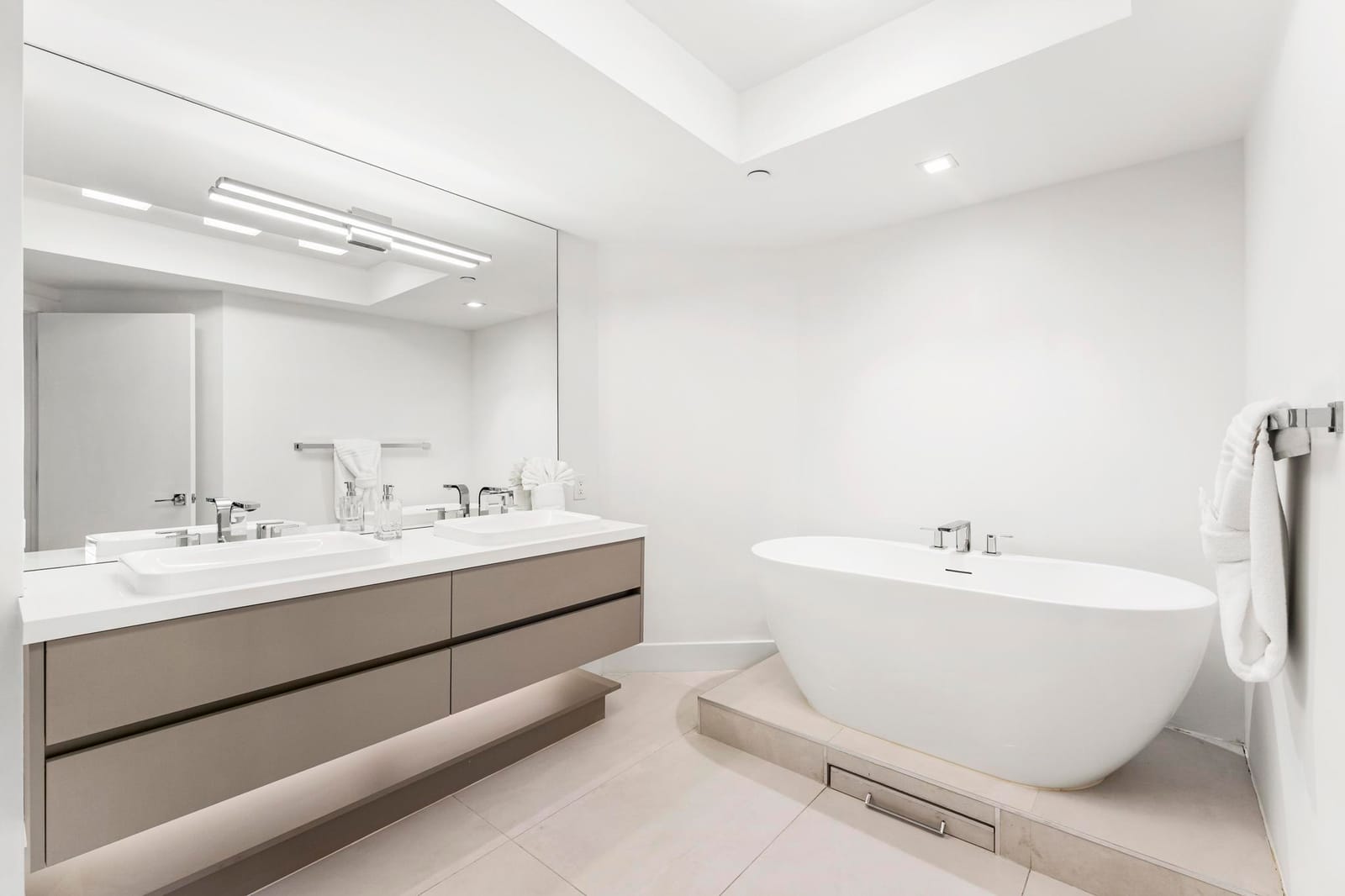 2000 ISLAND Boulevard 903, Aventura, FL 33160 photo 14
