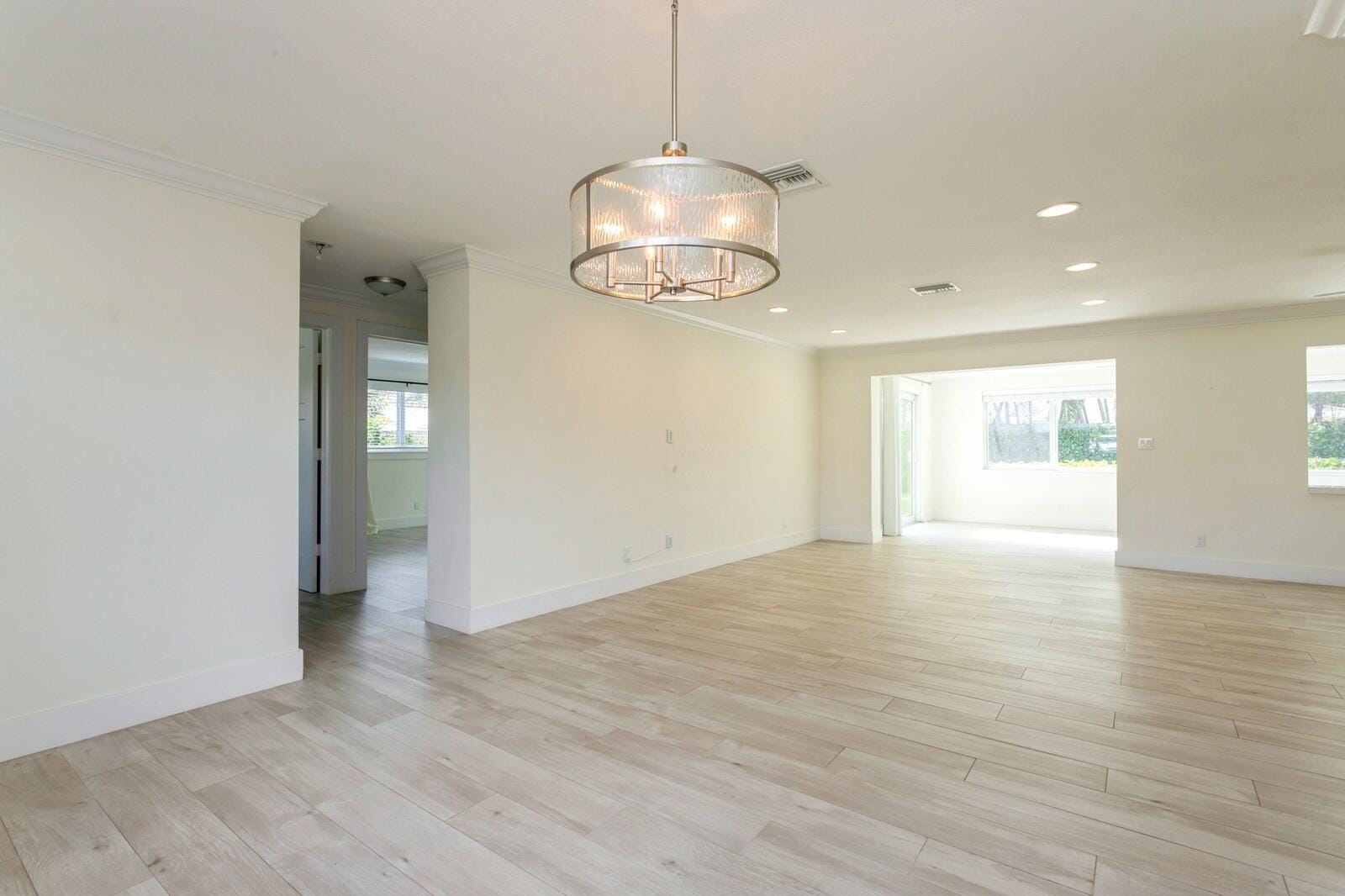 1615 Venus Avenue — photo 4