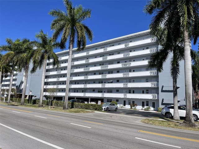 1000 NE 14th Avenue 211, Fairways Royale, Hallandale Beach, FL