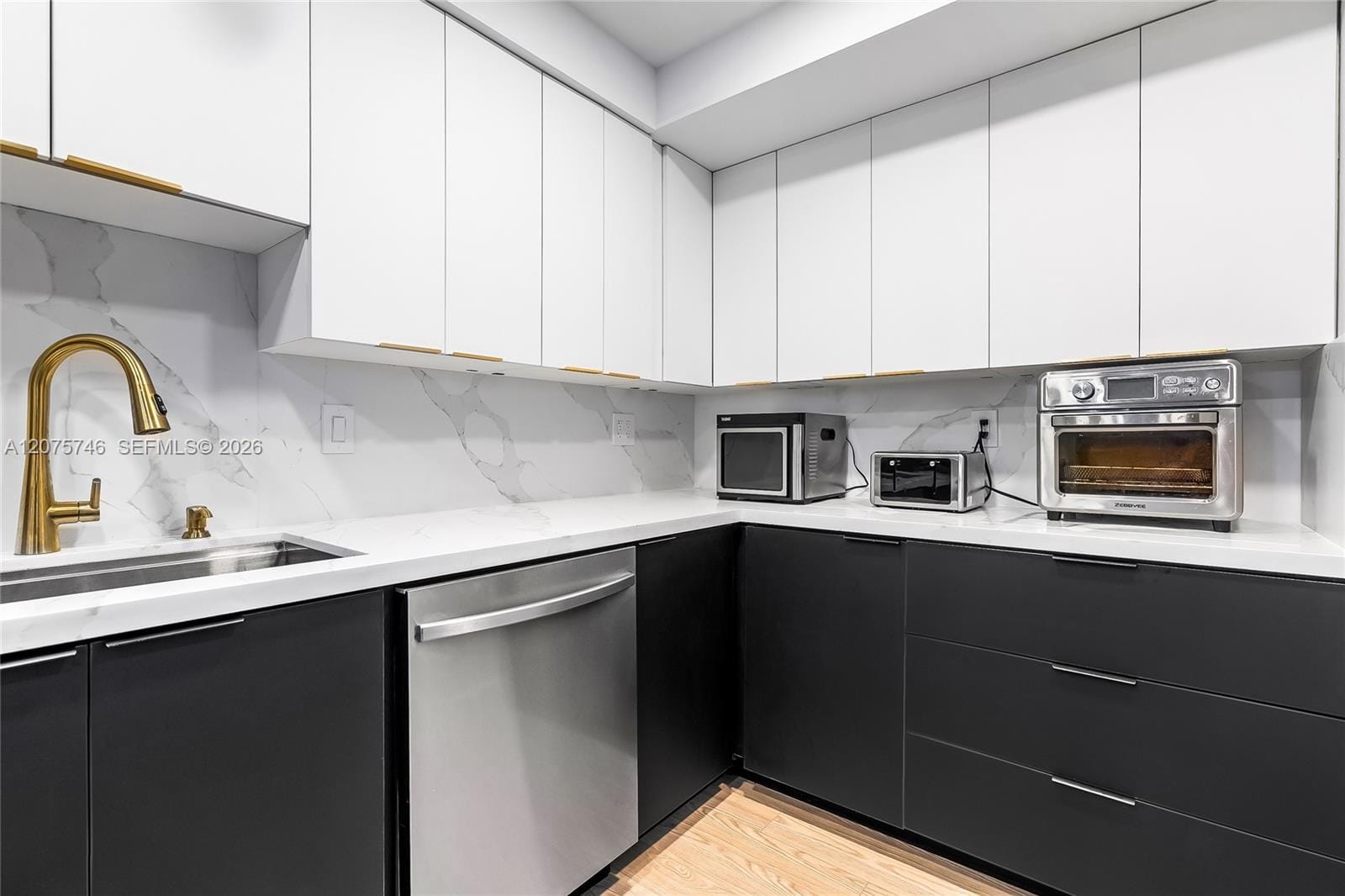 600 Three Islands Boulevard 305 — photo 2