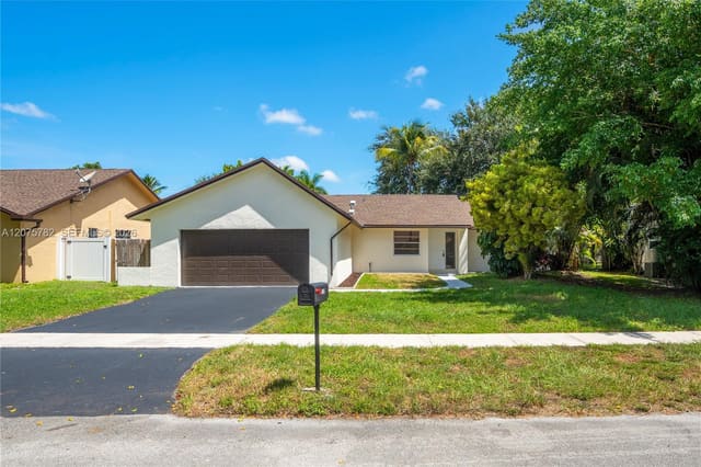 7389 NW 48th Place, sold in Boulevard Woods North, Lauderhill, FL