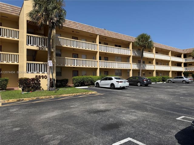 5890 NW 64th Avenue 302, Tamarac, FL 33319