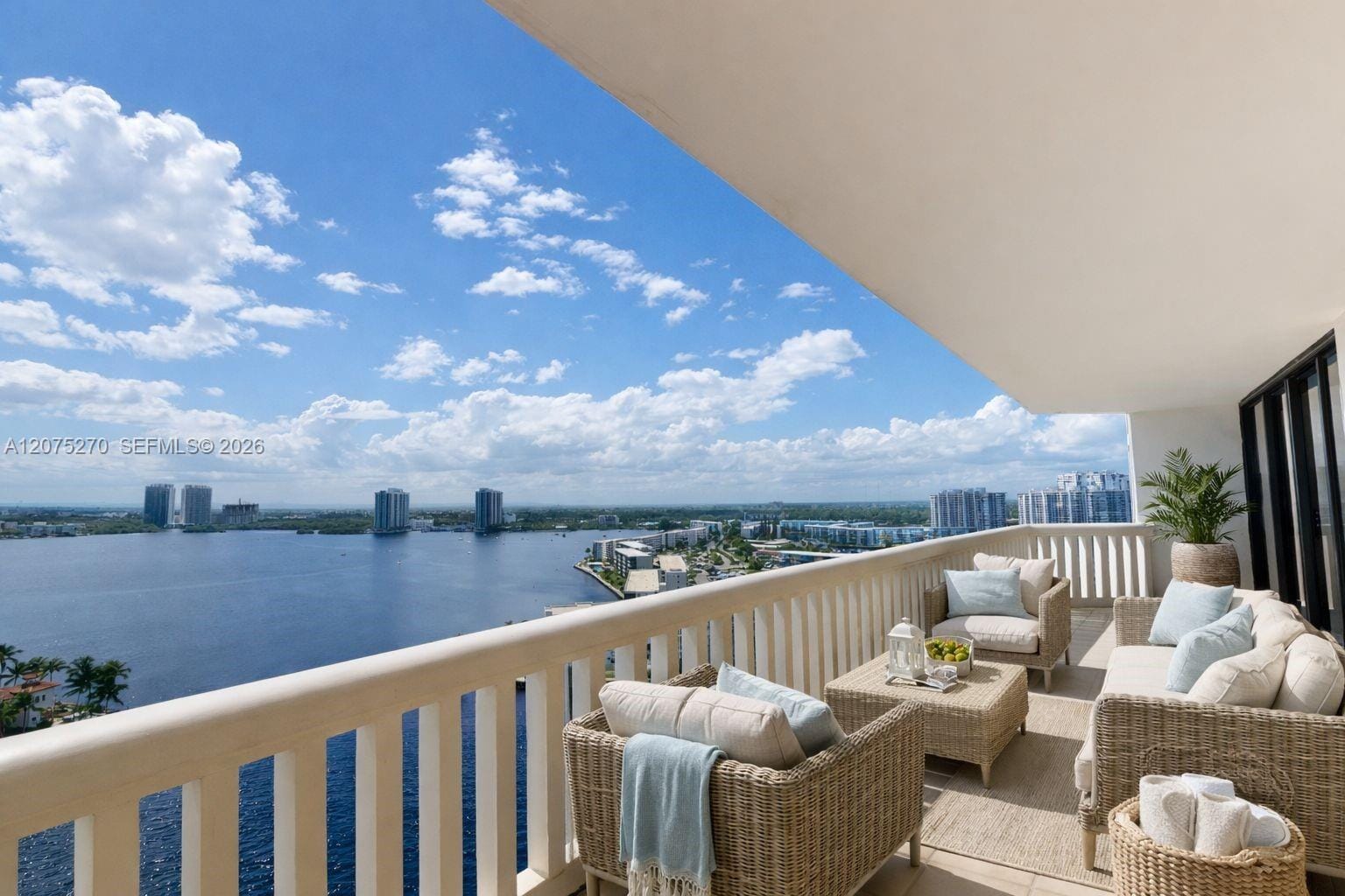 1000 W Island Boulevard 1812