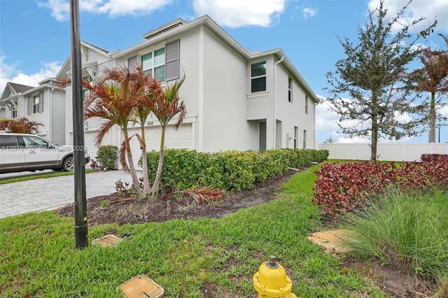 5610 SE Edgewater Circle, Willoughby Townhomes, Stuart, FL