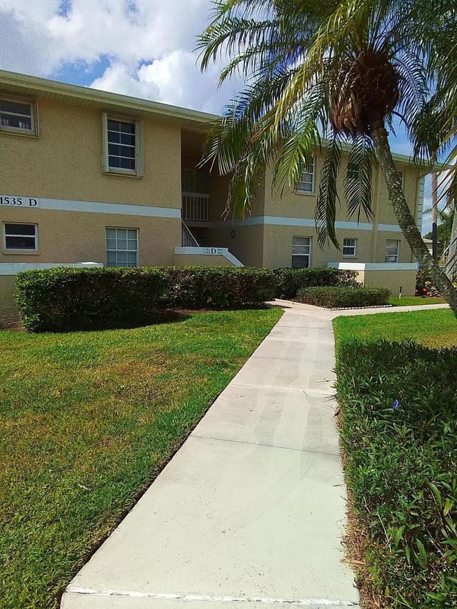 1535 SE ROYAL GREEN Circle D102, Port St. Lucie, FL 34952