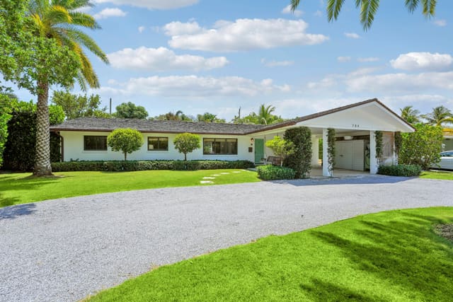 704 PELICAN Way, sold in North Palm Beach Village Of 6, North Palm Beach, FL