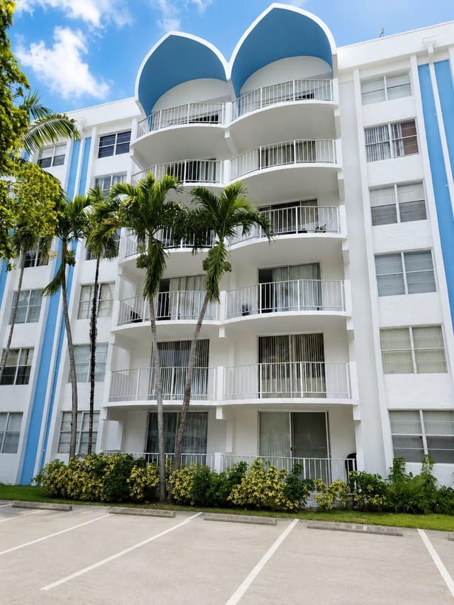 484 NW 165TH ST Street A-609, Montecarlo, Miami, FL