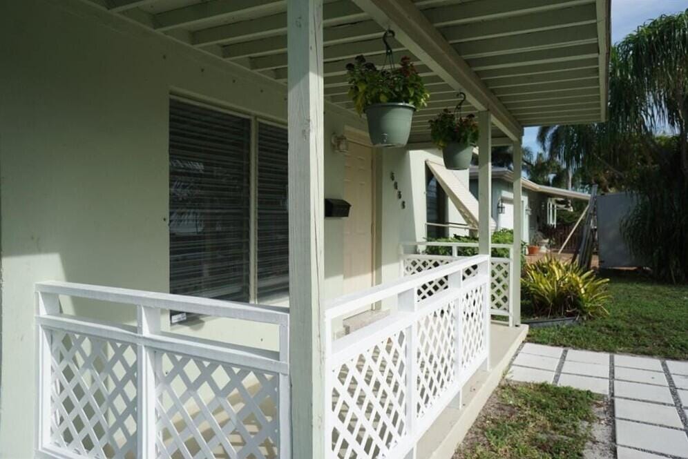 5456 NE 1ST Avenue, Oakland Park, FL 33334