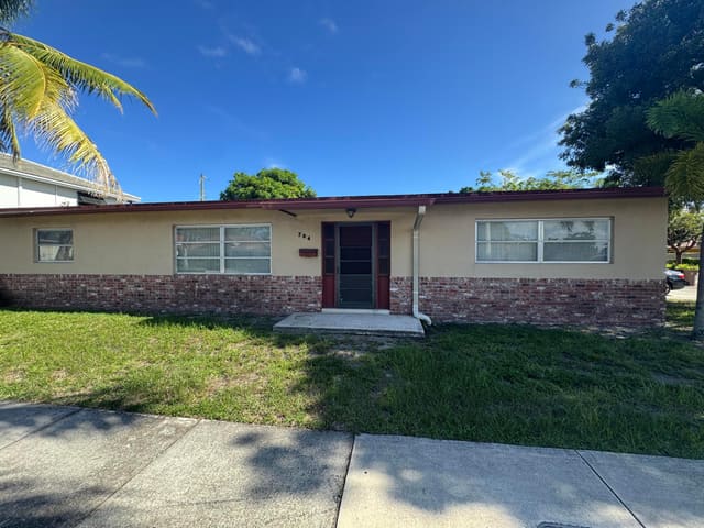 704 E HILLSBORO Boulevard, Deerfield Beach, FL 33441