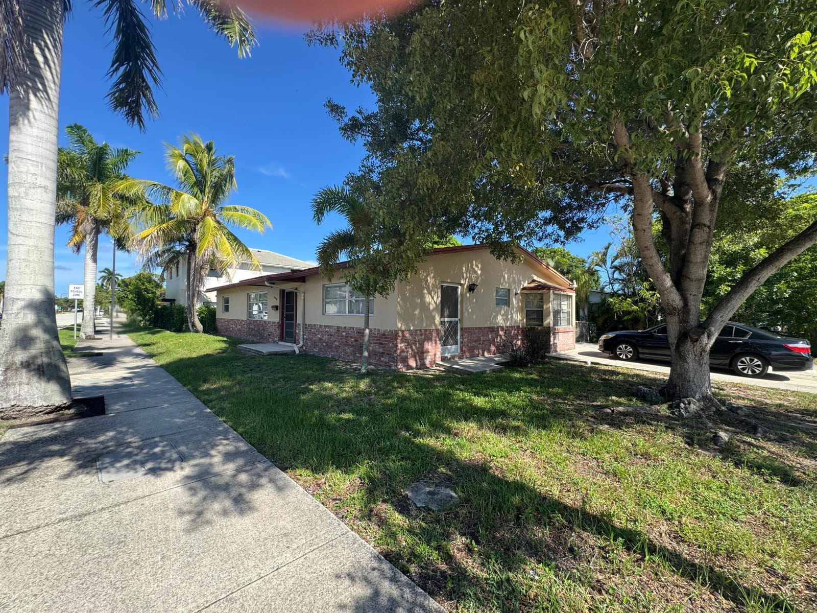 704 E HILLSBORO Boulevard — photo 2