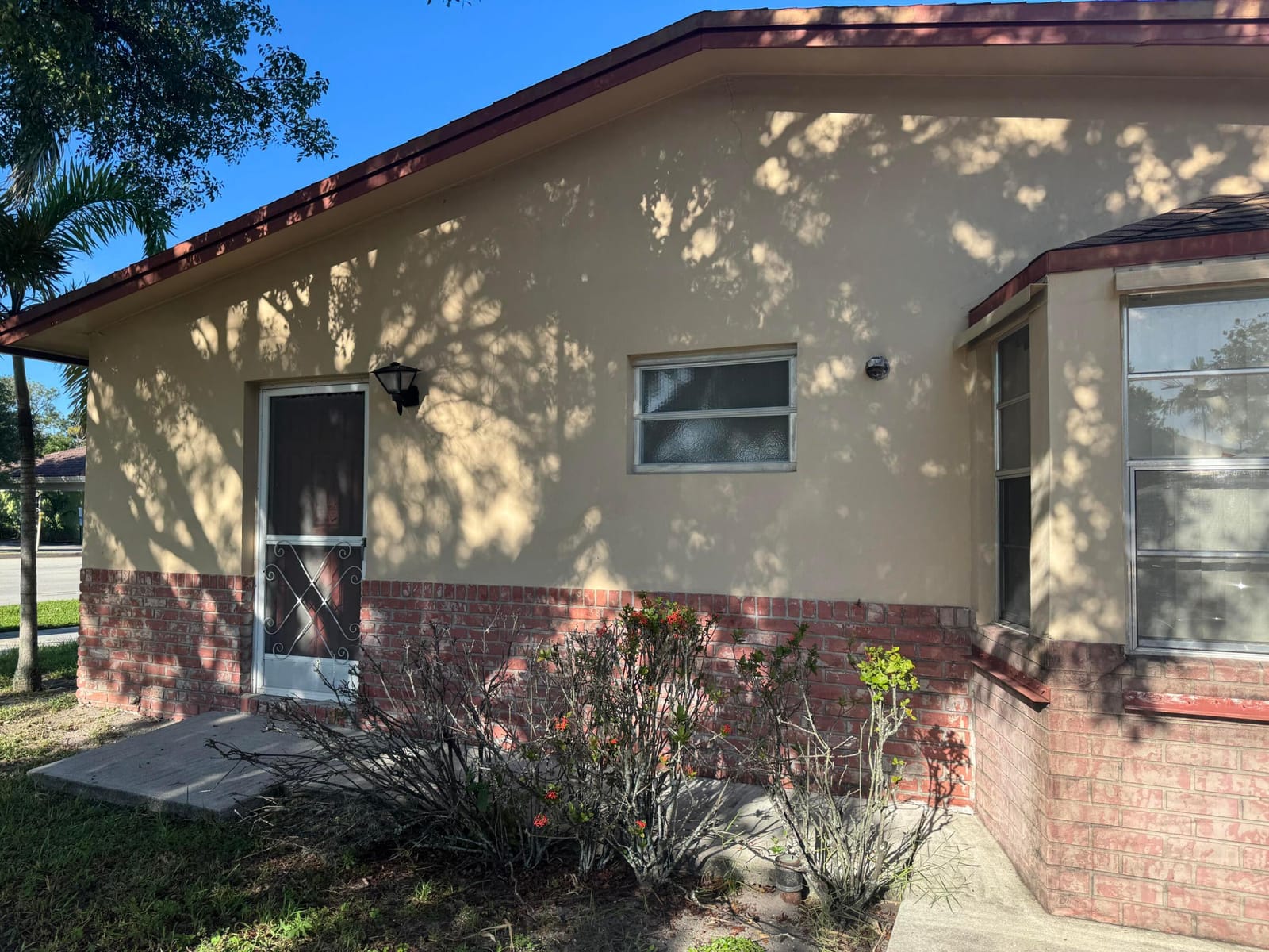704 E HILLSBORO Boulevard — photo 4