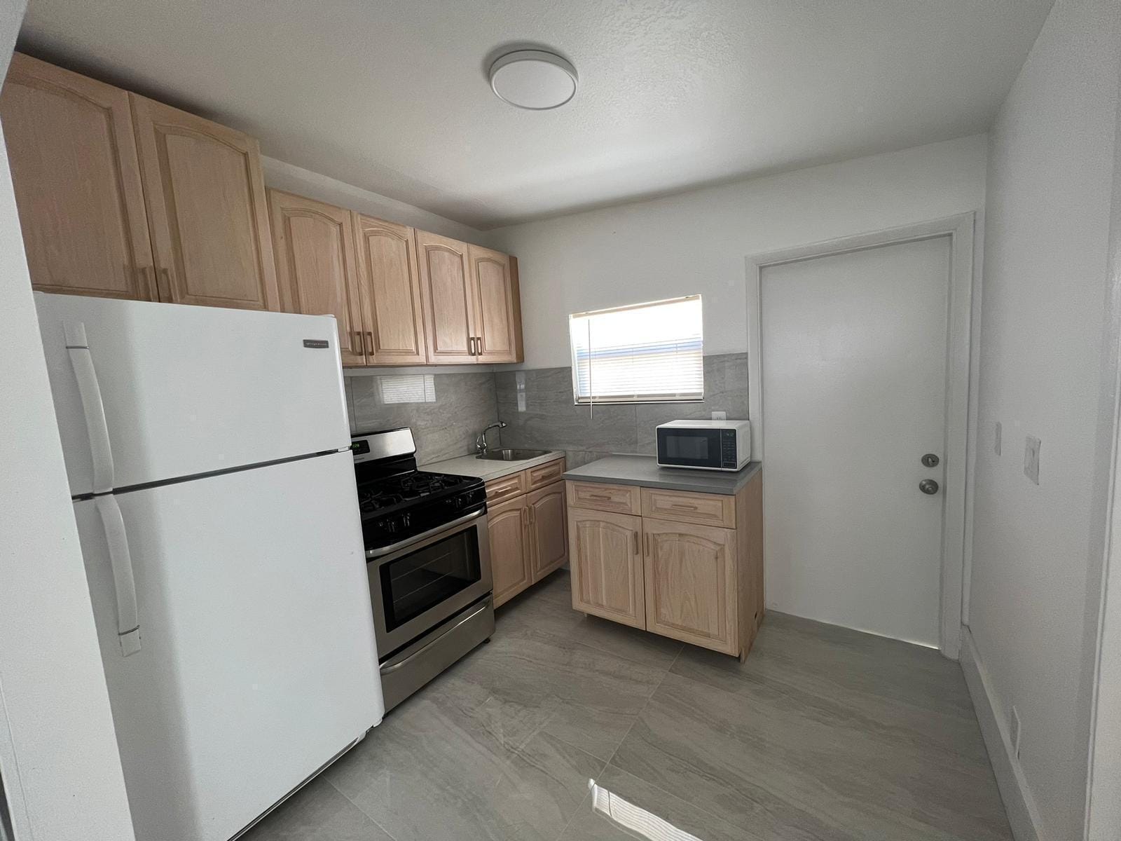 4040 NE 12TH Terrace — photo 9