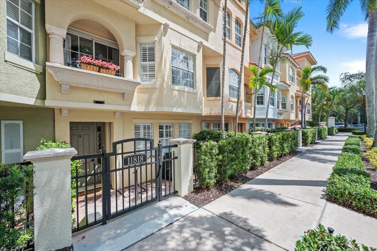 11818 Valencia Gardens Avenue — photo 2