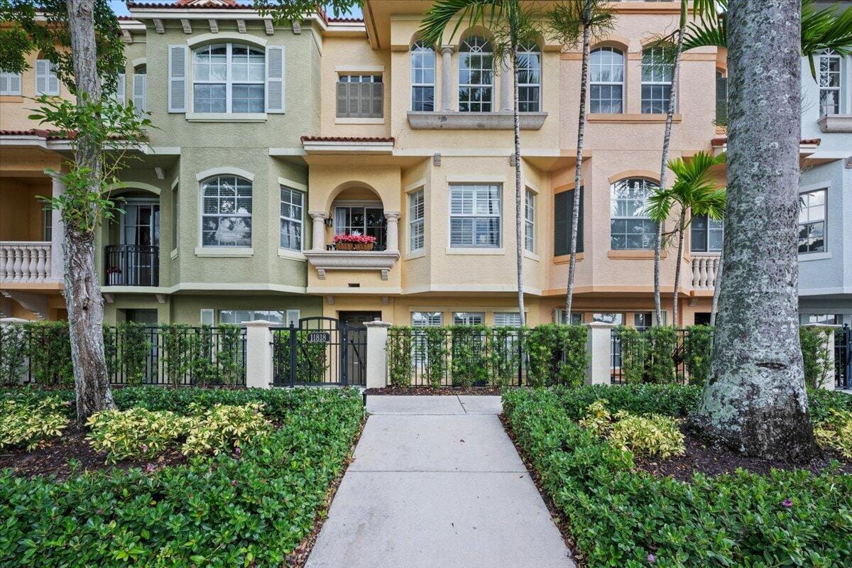 11818 Valencia Gardens Avenue — photo 3