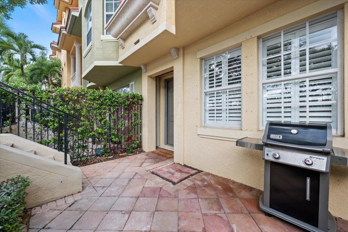 11818 Valencia Gardens Avenue — photo 4
