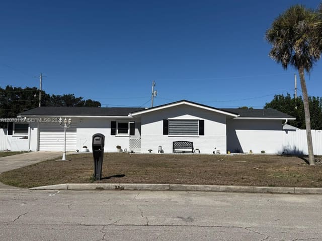 129 E Lake Drive, Newer Subdivisions, Lehigh Acres, FL