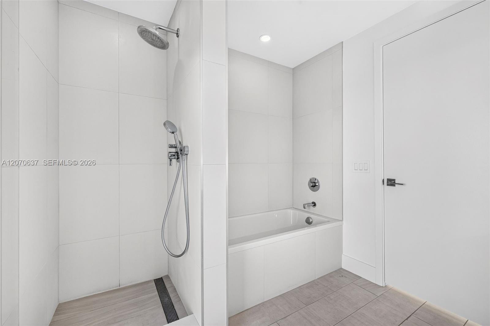 2000 Metropica Way 417 — photo 7