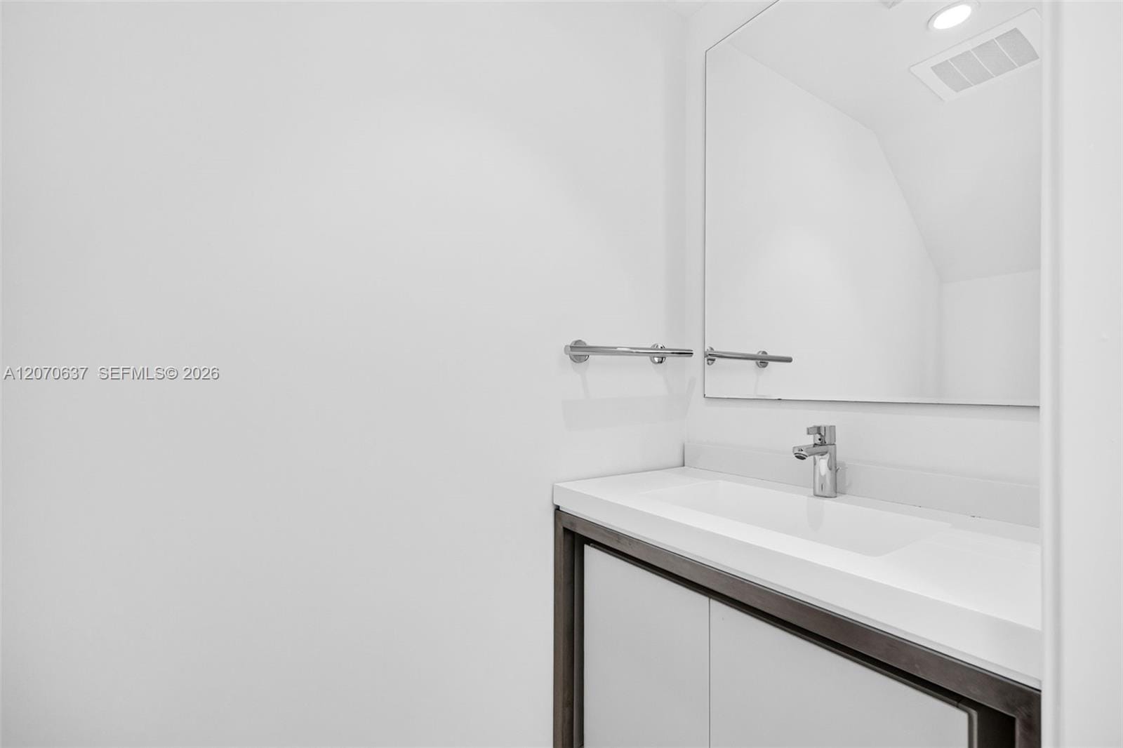 2000 Metropica Way 417 — photo 9