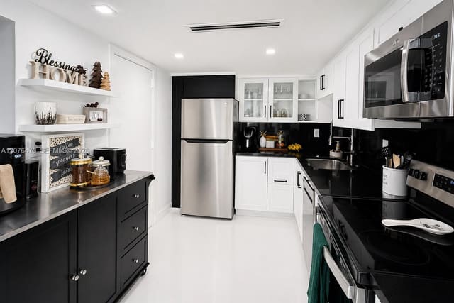 300 Bayview Drive PH11, Sunny Isles Beach, FL 33160