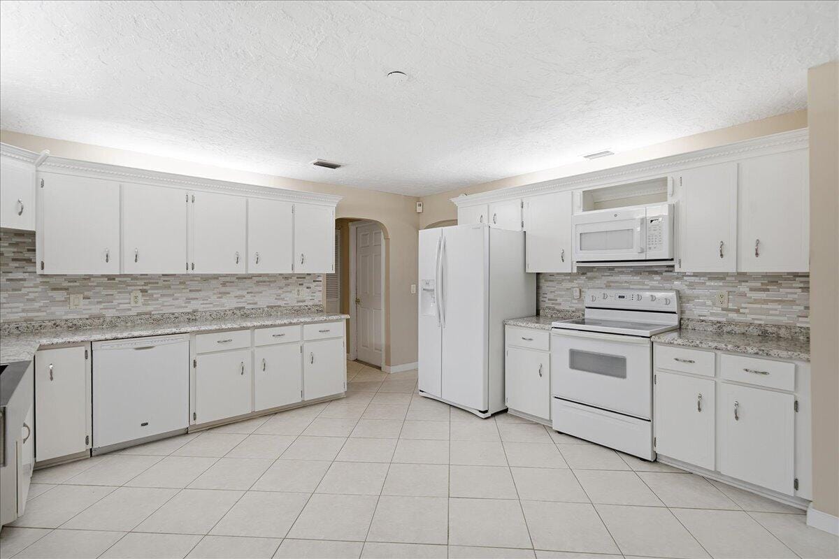 681 LAYPORT Drive — photo 8