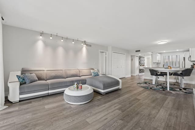 327 LAKEVIEW Drive 203, Racquet Club Apartments At, Weston, FL