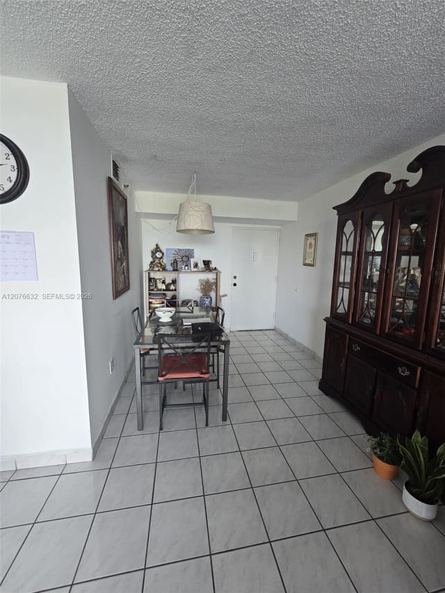 9688 Fontainebleau Boulevard 409, Miami, FL 33172