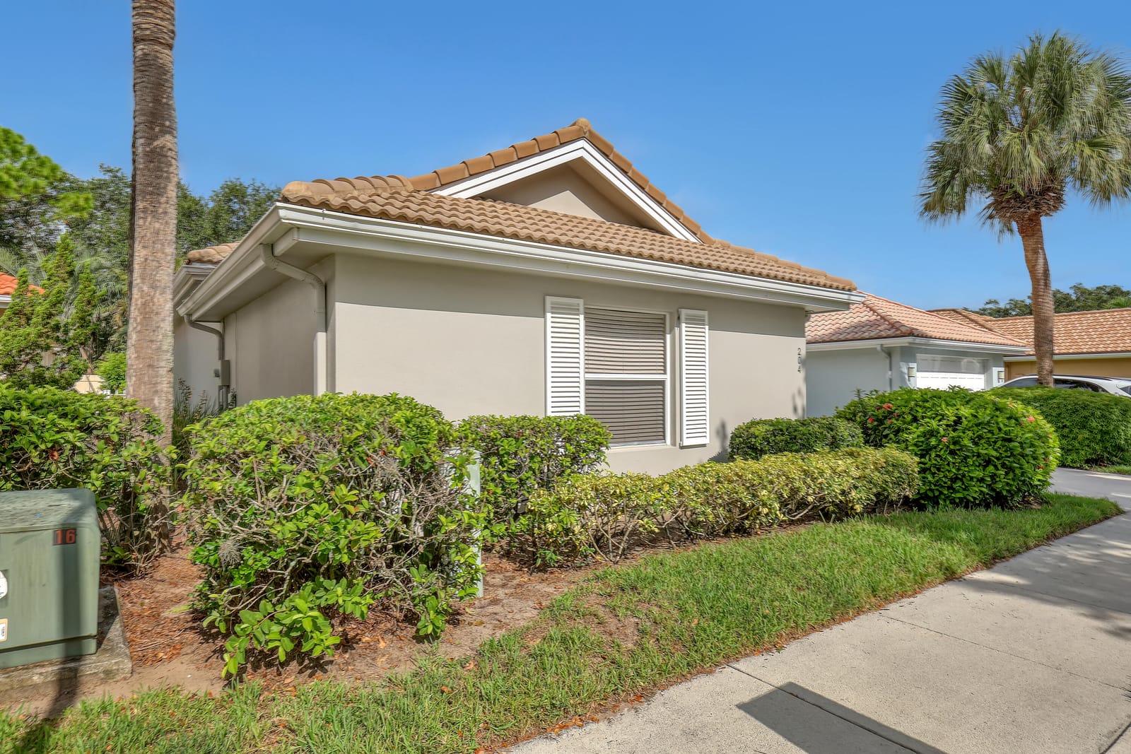 204 S HAMPTON Drive — photo 2