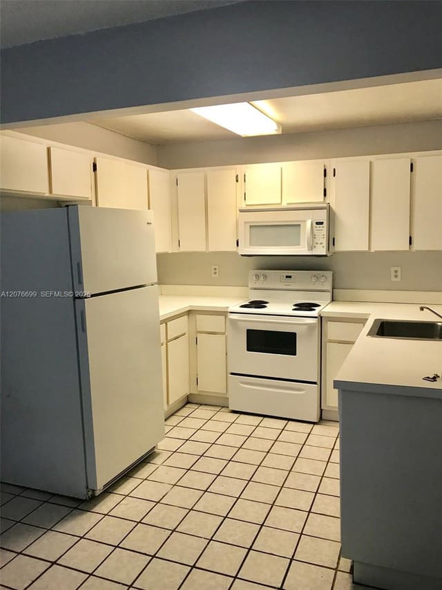 9810 Hammocks Boulevard 202, Banyan Tree Condo 8, Miami, FL