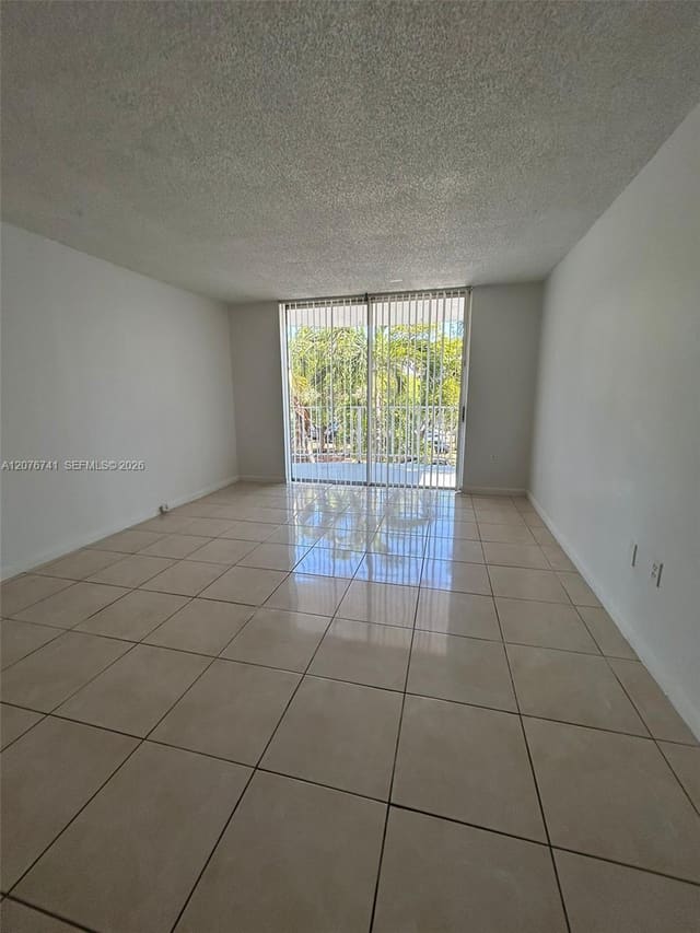 496 NW 165th St Road D-310, Montecarlo, Miami, FL