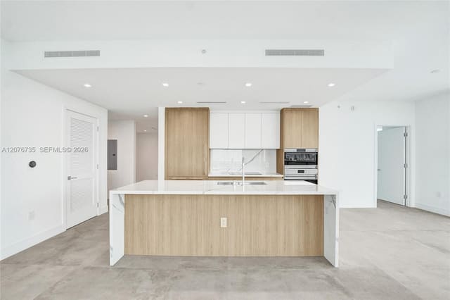 2411 Laguna Circle 2511, North Miami, FL 33181