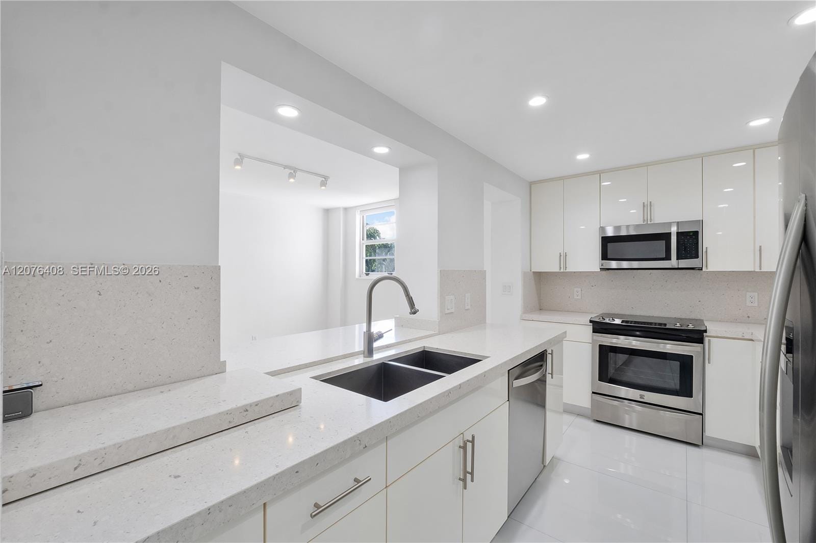 90 Edgewater Drive 104 — photo 4