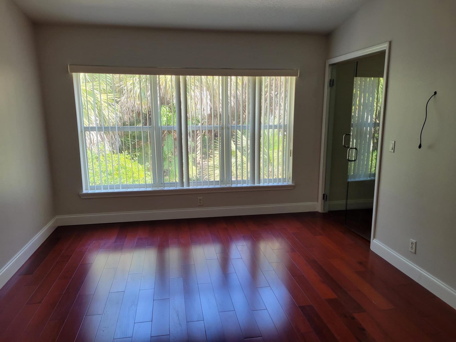 1042 Woodfield Road — photo 3