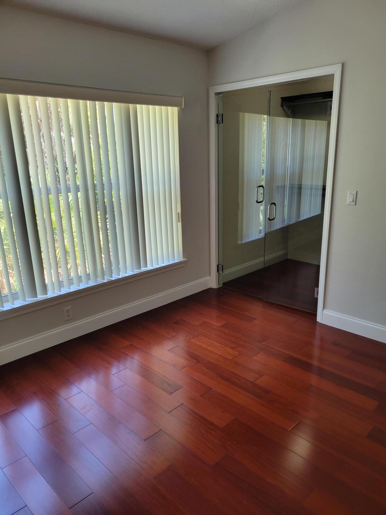 1042 Woodfield Road — photo 4