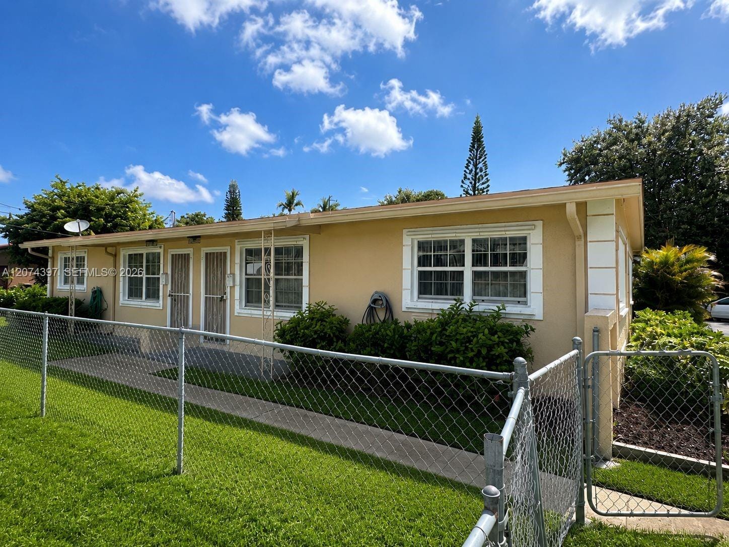 512 SW 10th Street, Hallandale Beach, FL 33009 photo 3