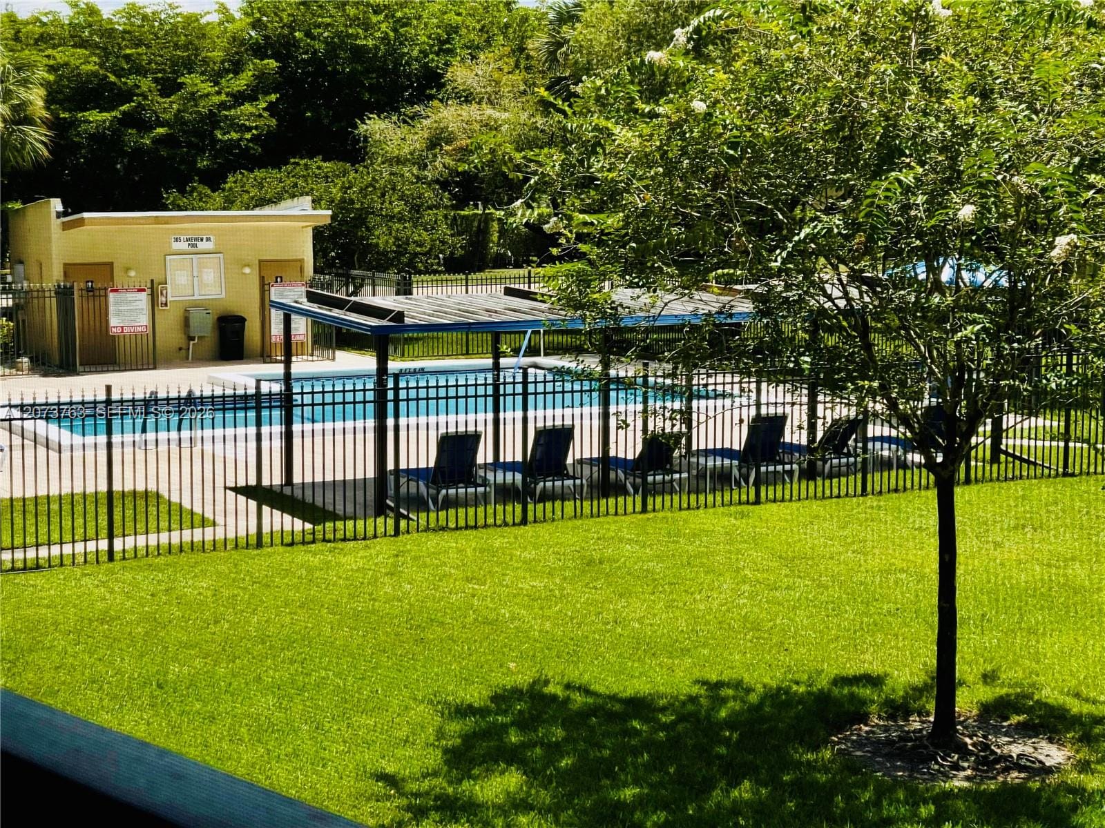 307 Lakeview Drive 202, Weston, FL 33326