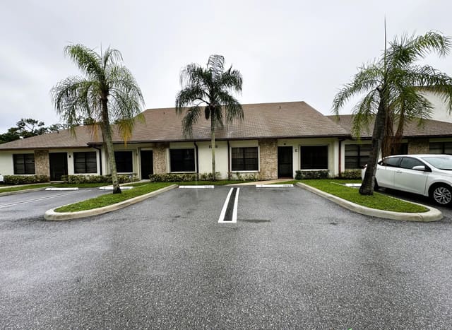 1040 PARKSIDE GREEN Drive C, Greenacres, FL 33415
