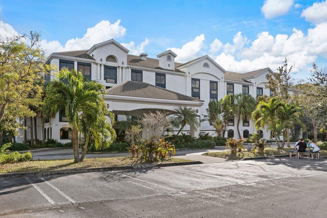 7051 N Seacrest Boulevard, Lantana, FL 33462 photo 3